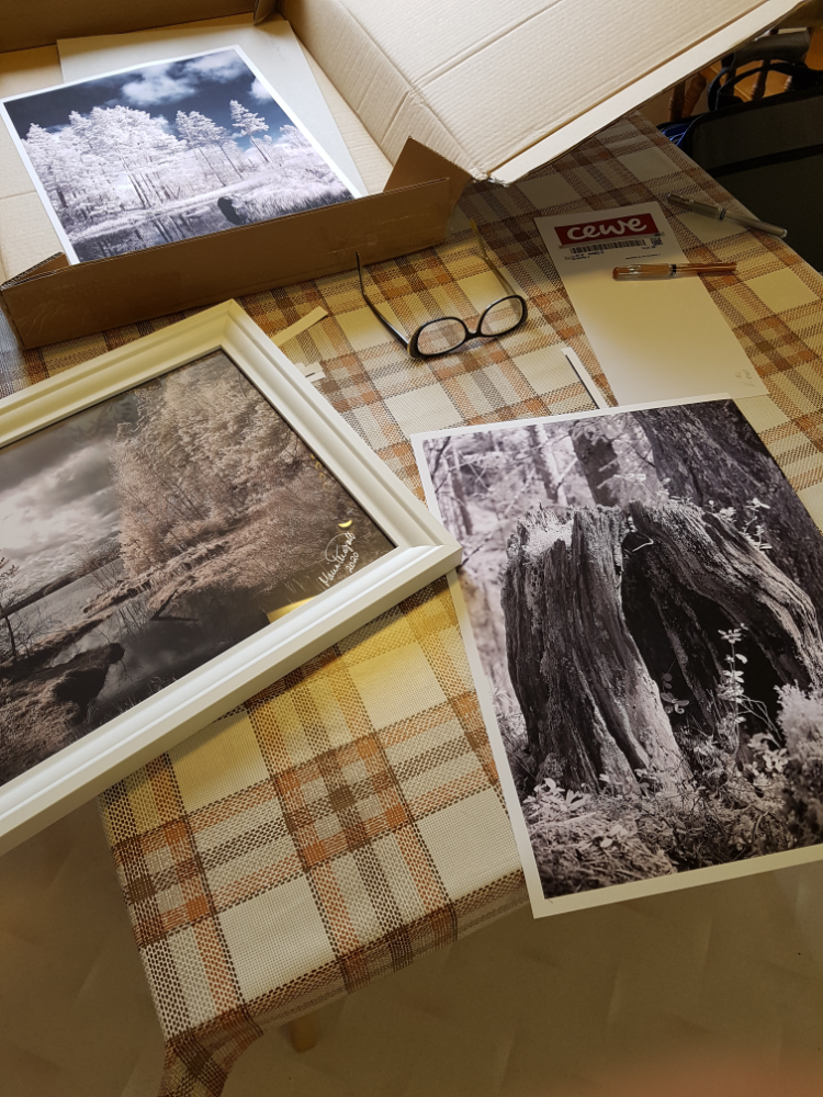 Ramar in bilder i stugan